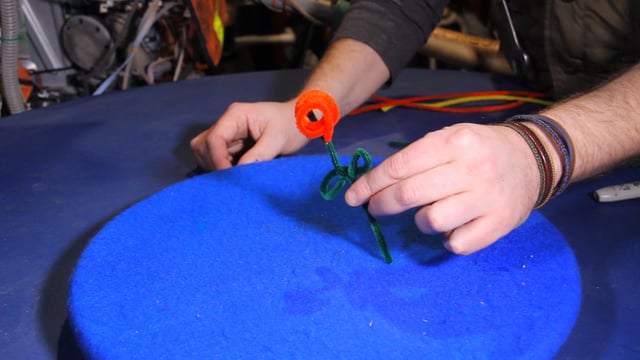 Make a pipe cleaner flower!